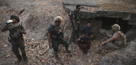 Mitglieder der Karen National Liberation Army (KNLA) und der Peo...