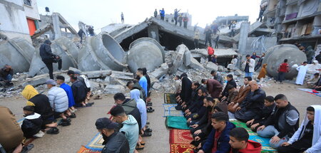 Auch in der zerstörten Faruk-Moschee in Rafah kamen am Mittwoch ...