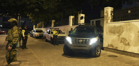 Polizeikräfte vor der mexikanischen Botschaft in Quito (5.4.2024