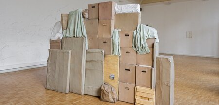 Nichts als Fassade: Sabine Groß fingiert mit Gips und Acrylfarbe...