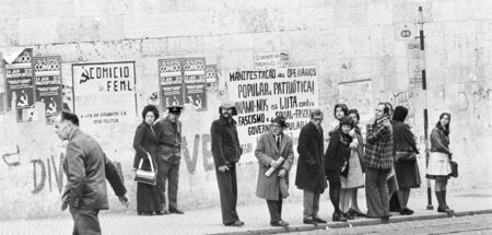 Abgelenkt? Neugierige Passanten vor Plakaten der Portugiesischen...