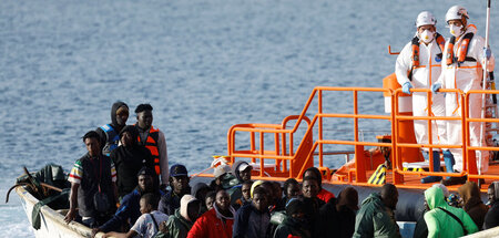 Migranten vor Gran Canaria: Nach den neuen EU-Asylregelungen geh...