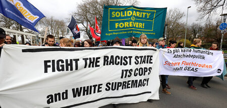 »Bekämpft den rassistischen Staat, seine Polizei und weißen Über...