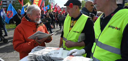 Zugreifen! Verteilaktion am 1. Mai 2023 in Berlin