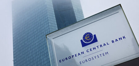 Im Nebel stehen (EZB-Gebäude in Frankfurt am Main)