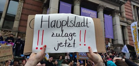 »Stimmung wie im Fußballstadion«: Am Donnerstag vor dem Berliner...