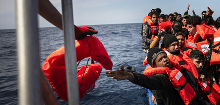 Bergung von Migranten aus einem überfüllten Holzboot im Mittelme...
