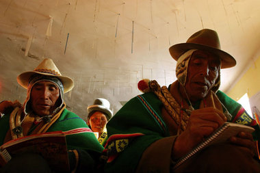 Juni 2006, im bolivianischen Hochland: Die Aymara-Führer Silveri...