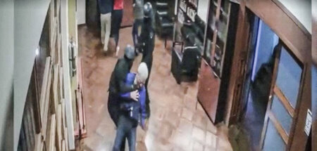 Handgreiflichkeiten auf Kamera: Spezialeinheiten verschleppen Ex...