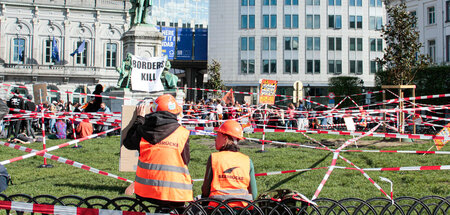 Vor dem EU-Parlament demonstrieren Menschenrechtsaktivisten für ...
