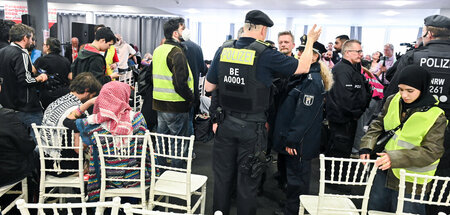 Kongress unmöglich gemacht: Polizisten und Teilnehmer am Freitag...