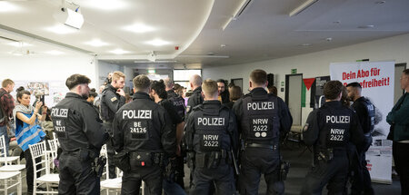 Polizisten im Veranstaltungssaal nach Abbruch des Kongresses