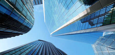 »Joy stürzt filmreif aus zehn Metern Höhe ins Foyer ihrer Firma,...