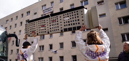 Mit Modell(charakter): Anti-Leerstand-Aktivisten protestieren ge... Mit Modell(charakter): Anti-Leerstand-Aktivisten protestieren ge...