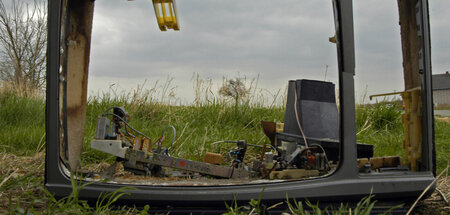 Endlich ein realitätsnahes Programm: Reste eines TV-Geräts auf e...