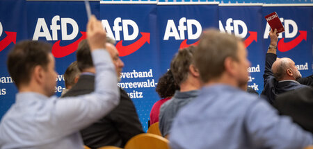 Damals wie jetzt: AfD-Mitglieder auf einem Parteitag in Jüterbog... Damals wie jetzt: AfD-Mitglieder auf einem Parteitag in Jüterbog...
