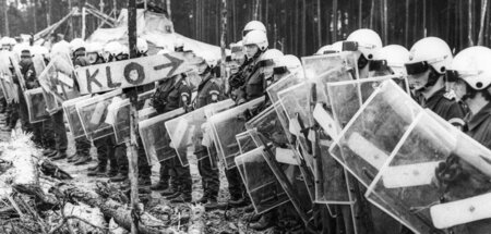 Republik Freies Wendland: Aufzug der uniformen Staatsmacht im Hü...