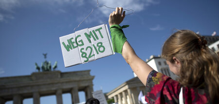 Protest mit Kleiderbügel: Demonstration gegen den Paragraphen 21...