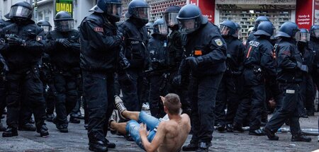 Großeinsatz in Kampfmontur: Polizeibeamte umzingeln einen jungen...