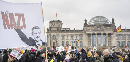 Darstellung Höckes auf einem Demobanner (Berlin, 3.2.2024)