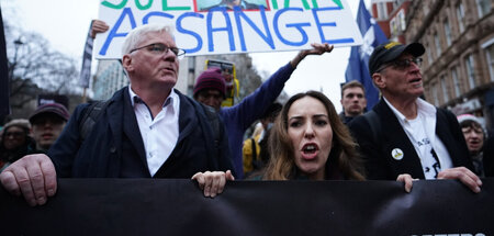 Stella Assange (M bei einer Demonstration in London (21.2.2024)