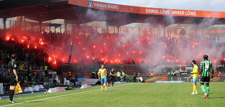 Große Pyroshow, Ordnungskräfte machtlos. Bengalische Feuer im Ei...