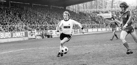 Der Eintracht Stolz: Bernd Hölzenbein (l.) im Duell mit Walter F...