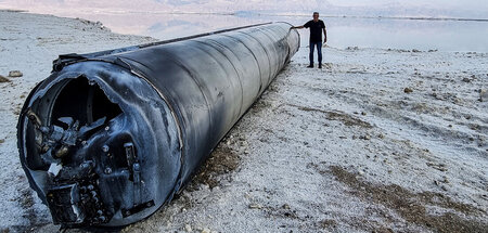 Von der Flugabwehr abgefangen: Reste einer iranischen Rakete am ...