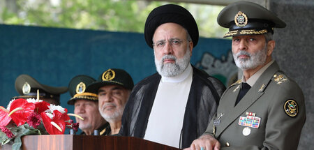 Warnung an Israel: Irans Präsident Raisi (M.) bei Truppenparade ...
