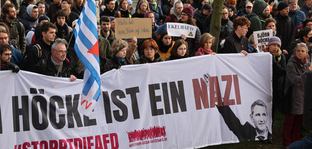 Hunderte Demonstranten fordern vor dem Justizzentrum in Halle ei...