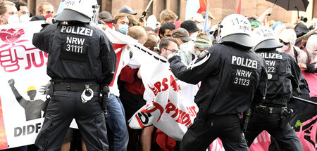 Polizisten kesseln einen Teil der Demonstranten ein, die in Düss...