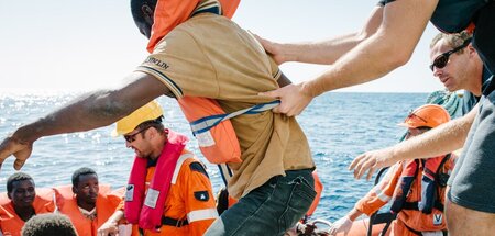 Die Crew der »Iuventa« hilft Geretteten im Mittelmeer (undatiert...