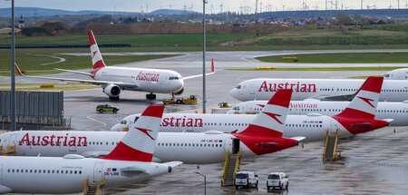 Geparkte Flugzeuge der Austrian Airlines (AUA) am Flughafen Wien...