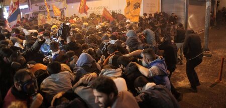 Proteste gegen den IS werden mit Tränengas und Wasserwerfern nie...
