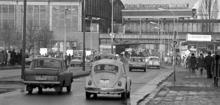 Die Friedrichstraße und der gleichnamige Bahnhof im März 1972