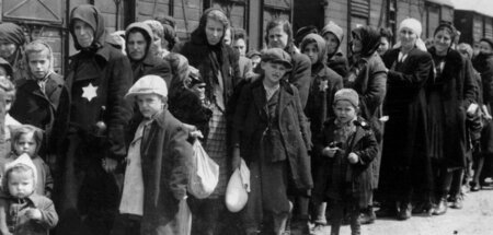 Deportierte Juden bei der Ankunft im Vernichtungslager Auschwitz...