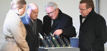 »Der Mann der Stunde«: Wenn Rheinmetall-CEO Papperger (m.) seine...
