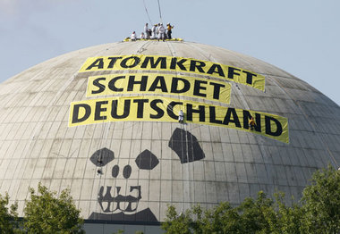 Außergewöhnliche Werbefläche: Greenpeace-Protest am AKW Unterwes... Außergewöhnliche Werbefläche: Greenpeace-Protest am AKW Unterwes...