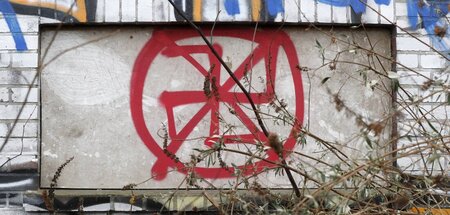 Antifa bleibt Handarbeit: Graffiti an einer Wand des ehemaligen ...