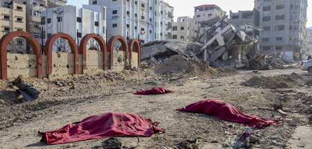 Leichen von Palästinensern, die bei einem israelischen Luftangri
