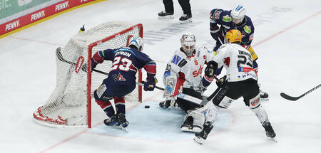 Zweiter Akt: Blaine Byron von den Eisbären erzielt das Tor zum 2...