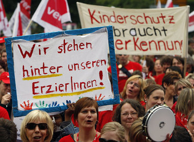 10000 Erzieherinnen kamen zur zentralen Kundgebung nach Duisburg 10000 Erzieherinnen kamen zur zentralen Kundgebung nach Duisburg