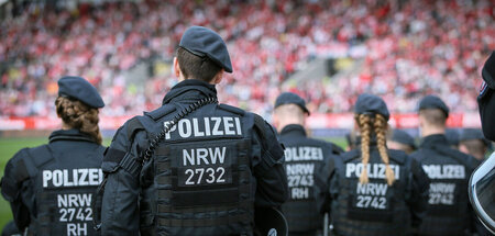 Großer uniformer Aufzug in der Essener Arena an der Hafenstraße ...