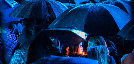 Teilnehmer einer Gedenkveranstaltung zum 25. Jahrestag des Begin...