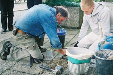 Der Meister und sein »Azubi«: Maurerlehrling Erik Funke (r.) geh... Der Meister und sein »Azubi«: Maurerlehrling Erik Funke (r.) geh...