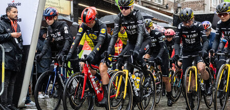 Teure Räder im Regen: Am Start von La Flèche Wallonne (17.4.2024...