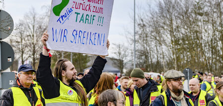 Wollen ihr Vertragswerk zurück: Streikende Kollegen aus dem Hand...