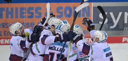 Nach dem Sieg der Jubel: Eisbären Berlin (21.4.2024) Nach dem Sieg der Jubel: Eisbären Berlin (21.4.2024)