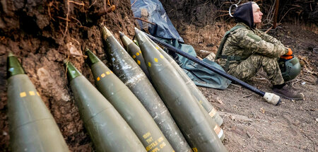 Warten auf den Angriff: Ukrainischer Soldat mit Artilleriegranat... Warten auf den Angriff: Ukrainischer Soldat mit Artilleriegranat...