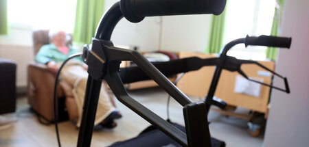 Eine pflegebedürftige Frau in einem sogenannten Pflegeübungszent... Eine pflegebedürftige Frau in einem sogenannten Pflegeübungszent...